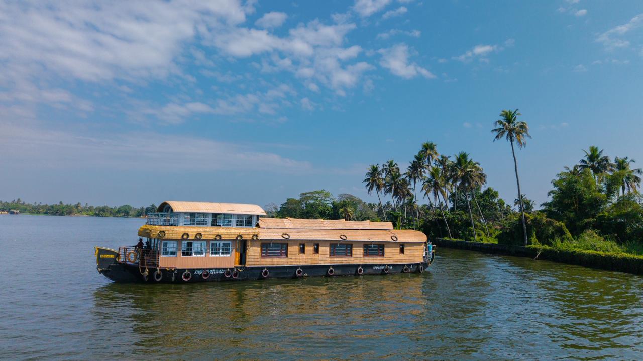 3 bedroom houseboat interior or facilities